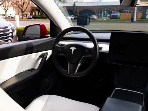 Used 2021 Tesla Model Y Long Range image 9