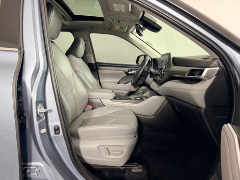 Used 2022 Toyota Highlander XLE FWD image 32