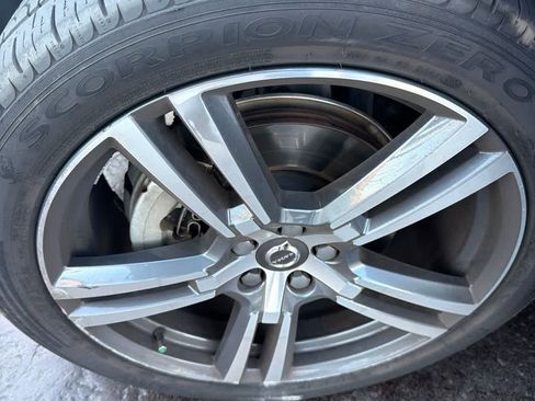 Used 2018 Volvo XC60 T5 Momentum w/ Convenience Package AWD/4WD image 8