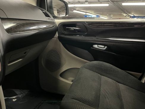 Used 2020 Dodge Grand Caravan SE w/ Rear Park Assist Package FWD image 24