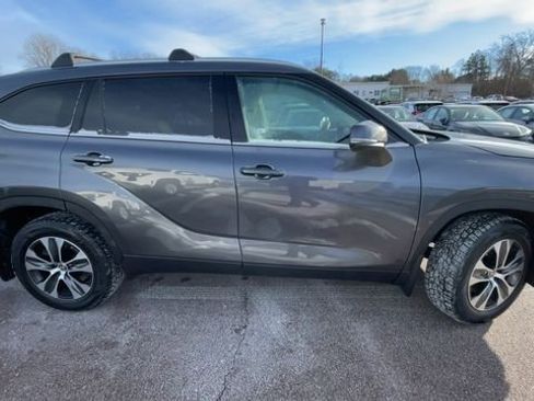Certified 2022 Toyota Highlander XLE image 9