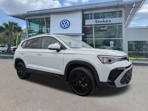 New 2026 Volkswagen Taos SE FWD image 2