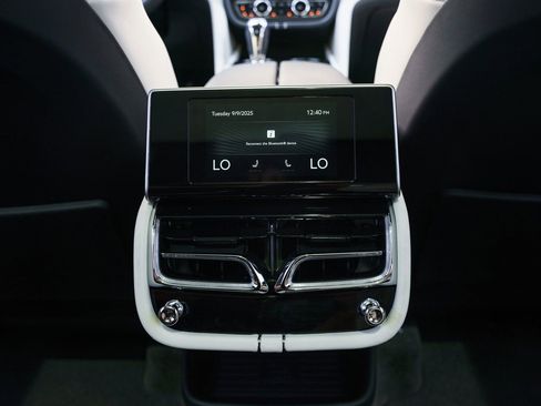 Used 2025 Bentley Bentayga Extended Wheelbase image 20