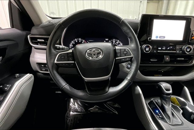 Used 2023 Toyota Highlander XLE AWD/4WD image 5