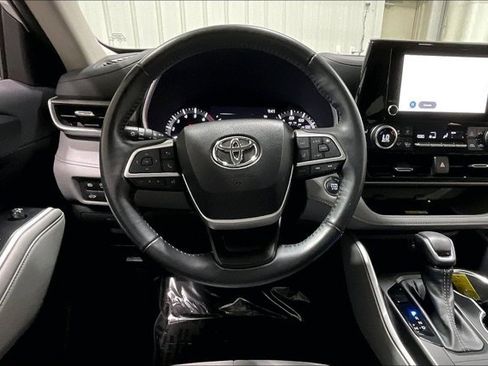 Used 2023 Toyota Highlander XLE AWD/4WD image 5