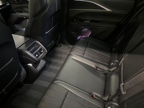 Used 2025 Cadillac Lyriq Luxury AWD/4WD image 11