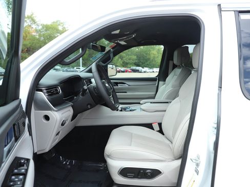 Used 2025 Jeep Wagoneer Series II w/ 8-Passenger Seating Package AWD/4WD image 17