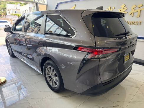 Used 2021 Toyota Sienna XLE FWD image 5