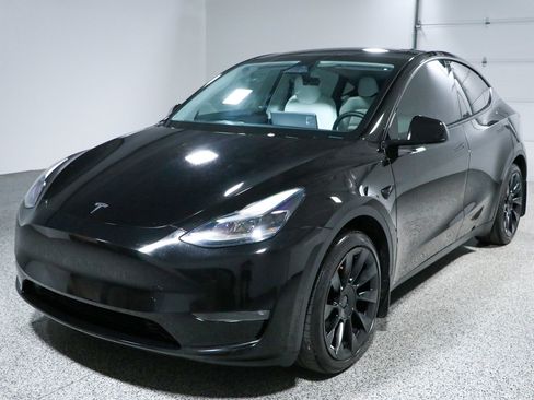 Used 2023 Tesla Model Y Long Range AWD/4WD image 28