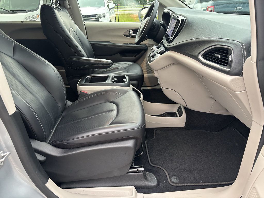 Used 2023 Chrysler Pacifica Touring-L FWD image 17