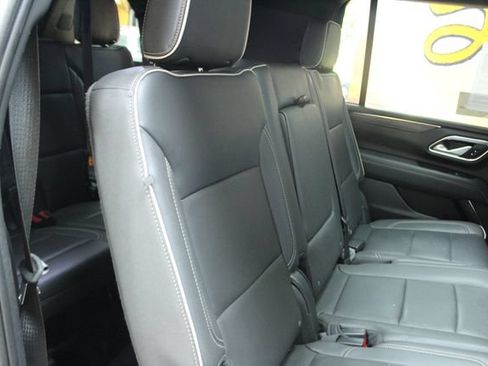 Used 2023 GMC Yukon XL SLT w/ SLT Premium Package AWD/4WD image 9