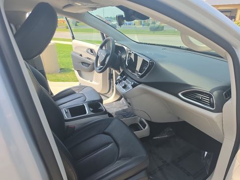 Used 2024 Chrysler Pacifica Touring-L FWD image 11