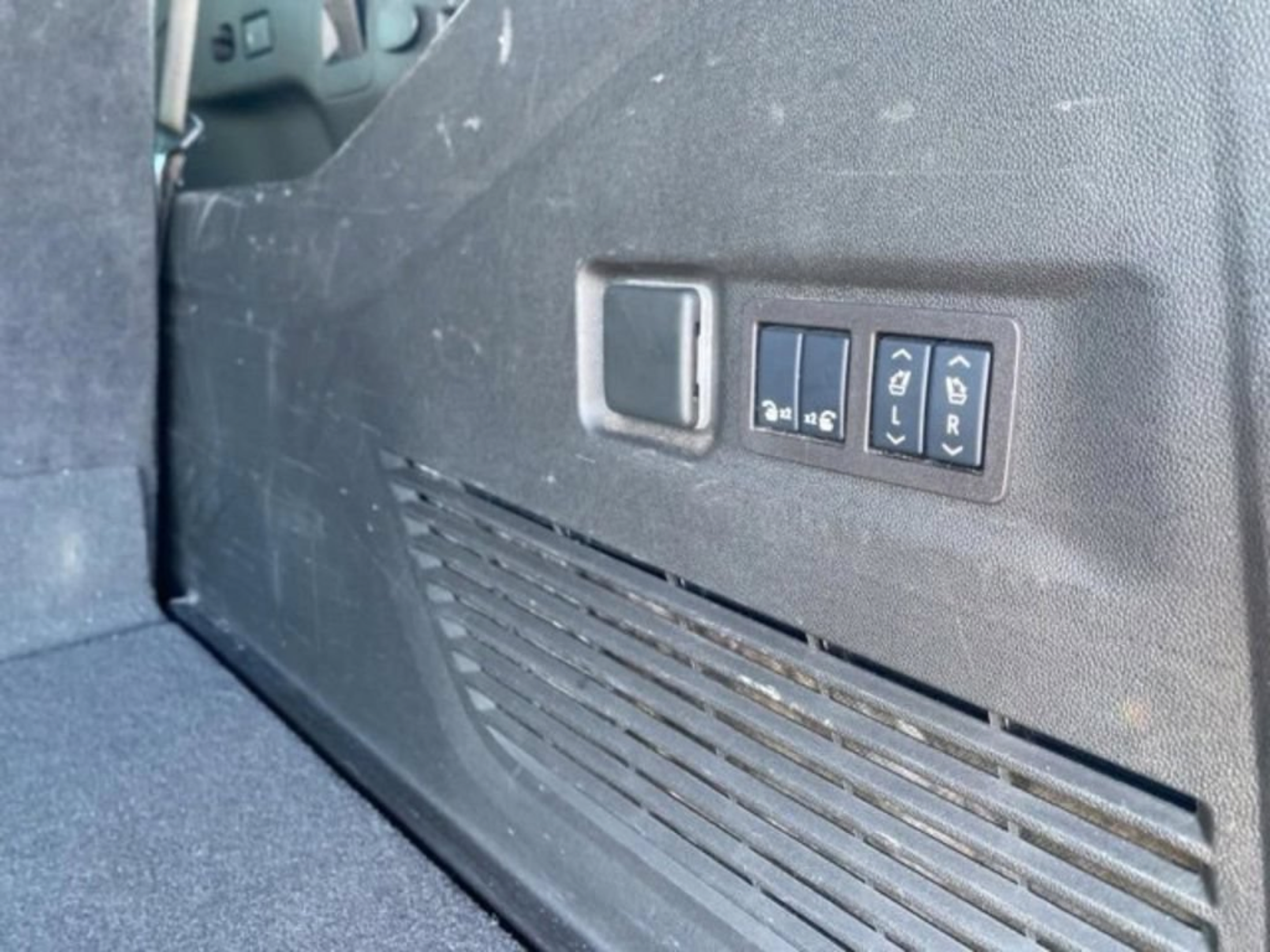 Used 2024 GMC Yukon XL Denali RWD image 36
