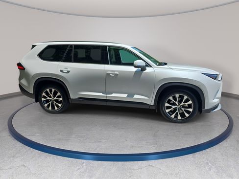 Used 2024 Toyota Grand Highlander AWD Hybrid image 4