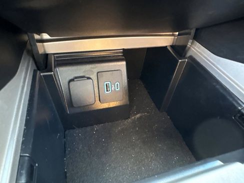 Used 2023 Ford Explorer XLT AWD/4WD image 28