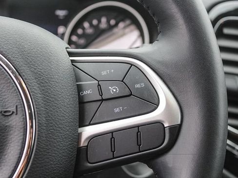 Used 2019 Jeep Compass Latitude FWD image 30