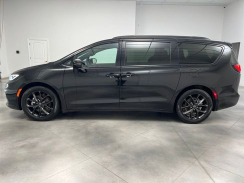 Used 2025 Chrysler Pacifica Limited image 4