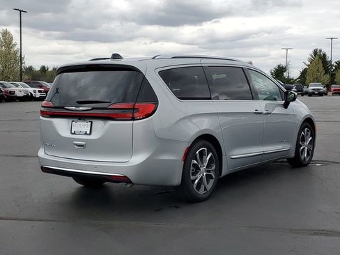 Used 2026 Chrysler Pacifica Pinnacle FWD image 3