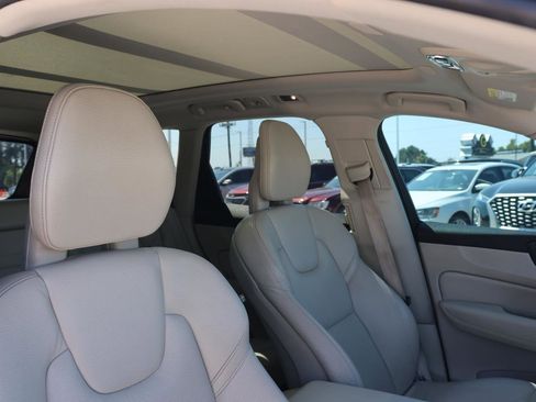 Used 2018 Volvo XC60 T6 Momentum w/ Convenience Package image 12