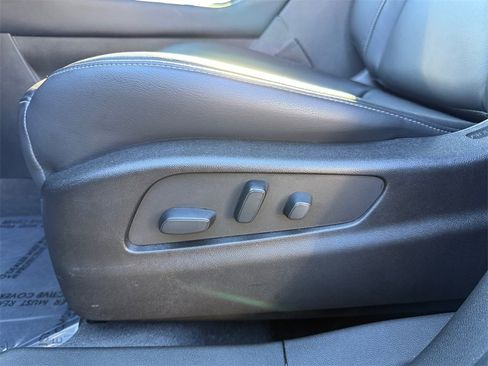 Used 2022 Cadillac XT4 Luxury w/ Cold Weather Package image 10