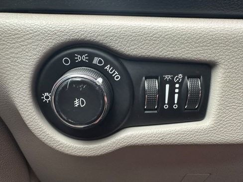 Used 2020 Chrysler Pacifica Touring-L FWD image 27