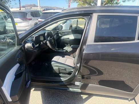 Used 2025 Chevrolet Trax LT FWD image 10