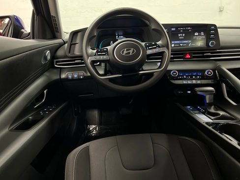 Used 2025 Hyundai Elantra Blue image 15