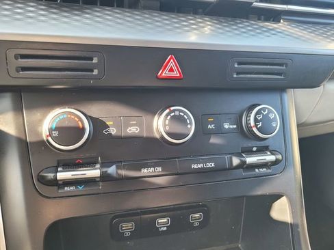 Used 2022 Kia Carnival LX image 24