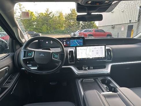 Used 2025 Ford Expedition Platinum AWD/4WD image 8