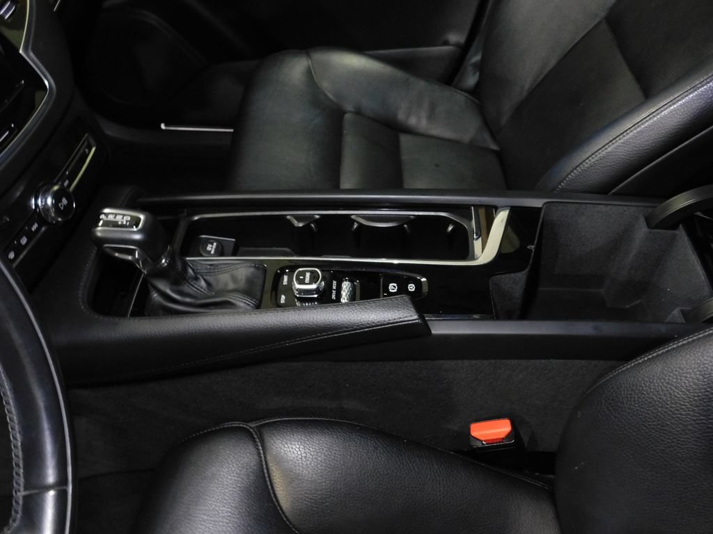 Used 2017 Volvo XC90 T6 Momentum w/ Vision Package AWD/4WD image 27