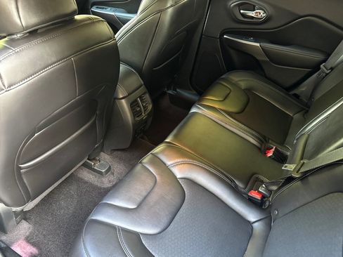 Used 2019 Jeep Cherokee Latitude Plus AWD/4WD image 23