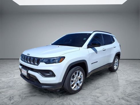 Used 2023 Jeep Compass Latitude AWD/4WD image 3