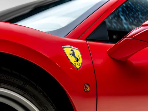Used 2018 Ferrari 488 GTB RWD image 23