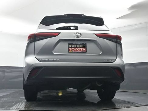 Used 2022 Toyota Highlander LE AWD/4WD image 33