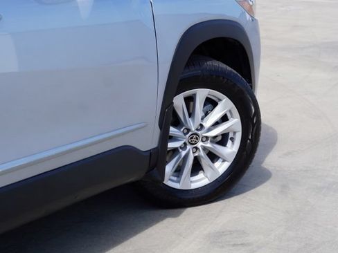 Used 2022 Toyota Corolla Cross LE w/ Moonroof Package FWD image 9