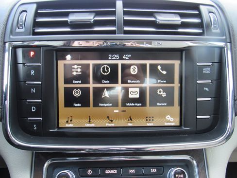 Used 2018 Lincoln Continental Select image 22