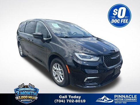 Used 2024 Chrysler Pacifica Touring-L FWD image 1