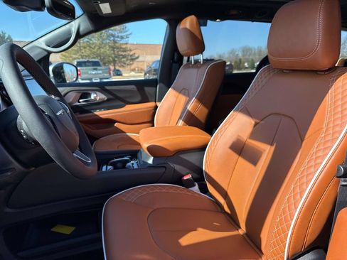 New 2026 Chrysler Pacifica Pinnacle FWD image 14