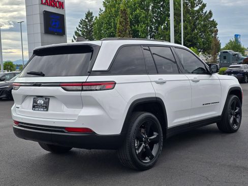 Used 2023 Jeep Grand Cherokee Altitude AWD/4WD image 5