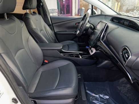 Used 2017 Toyota Prius Prime Premium image 34