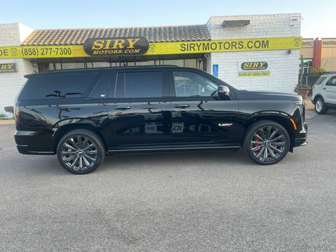 Used 2025 Cadillac Escalade ESV V AWD/4WD image 2
