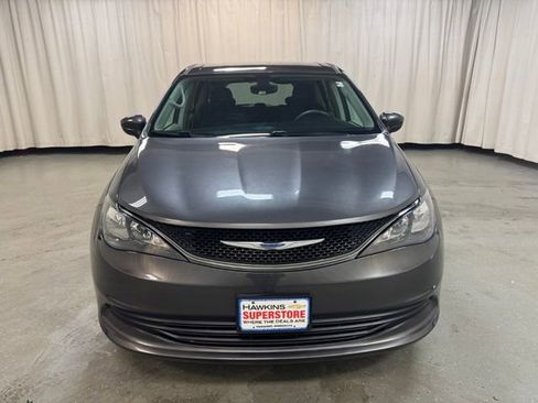 Used 2017 Chrysler Pacifica Touring image 12