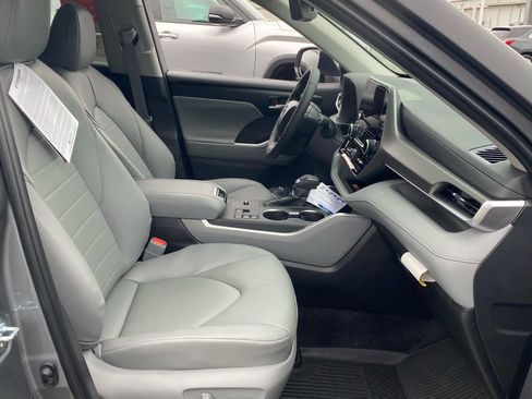 New 2026 Toyota Highlander XLE image 18