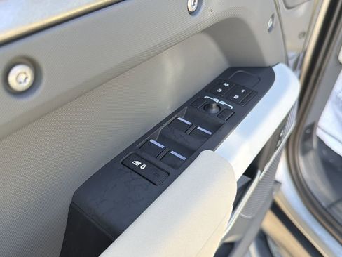 Used 2023 Land Rover Defender 110 SE image 21