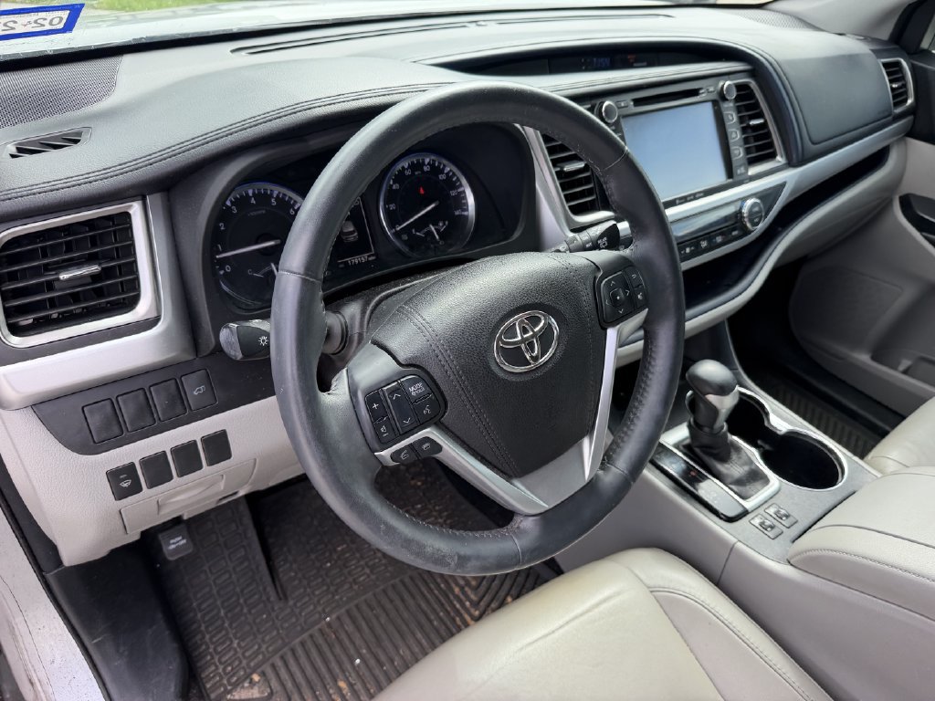 Used 2016 Toyota Highlander XLE FWD image 13