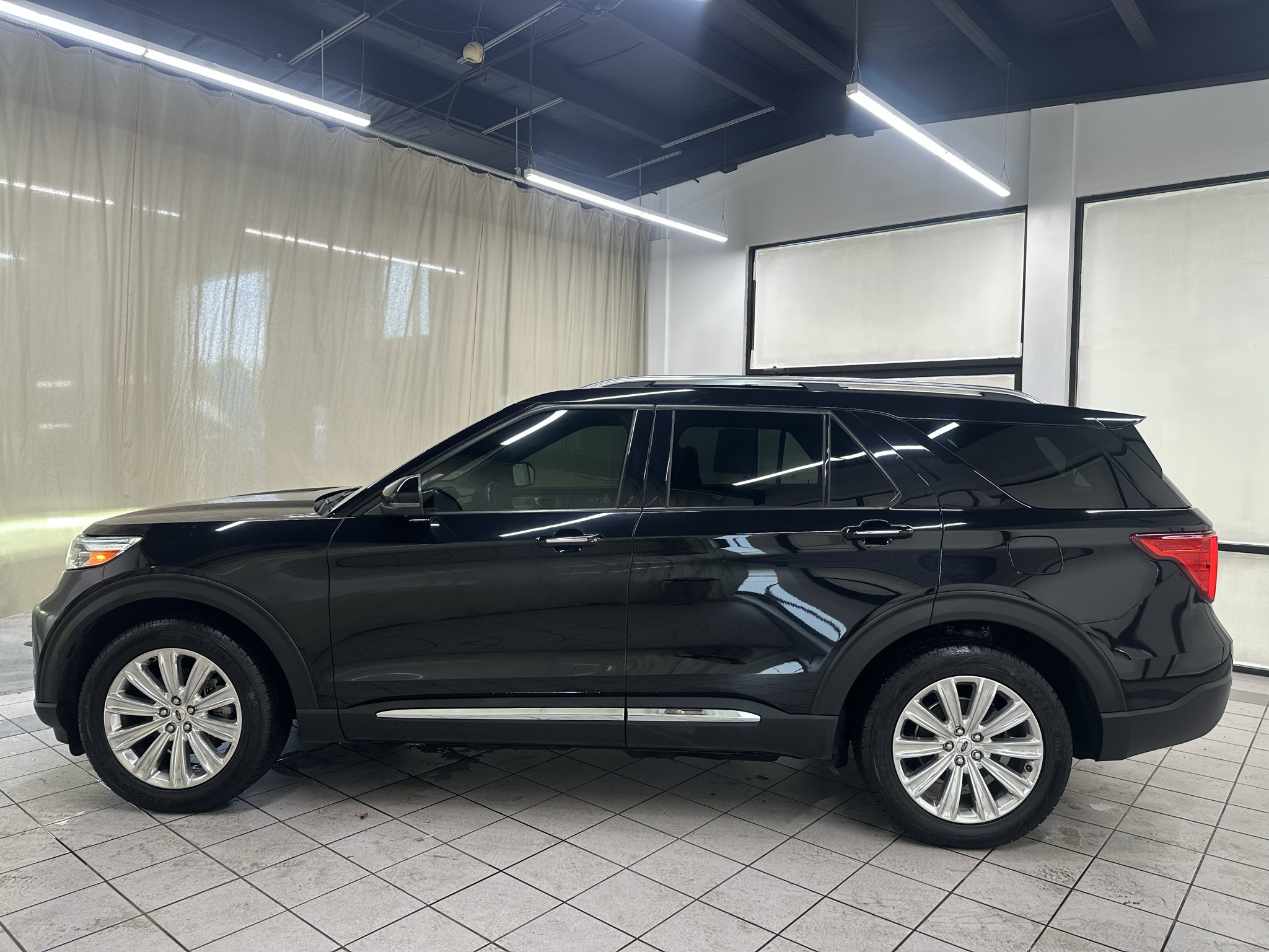 Used 2020 Ford Explorer Limited w/ Class III Trailer Tow Package AWD/4WD image 12