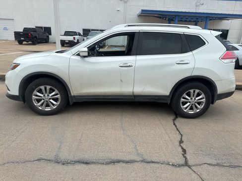 Used 2016 Nissan Rogue SV w/ SV Premium Package image 2