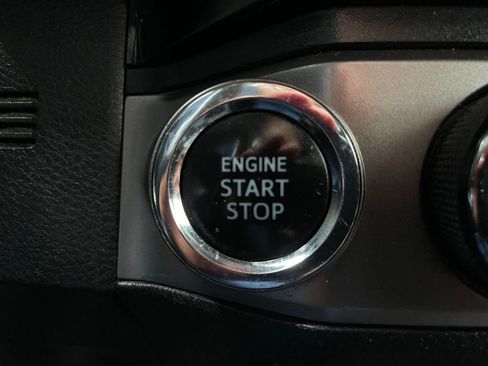 Used 2017 Toyota Tacoma Limited image 22