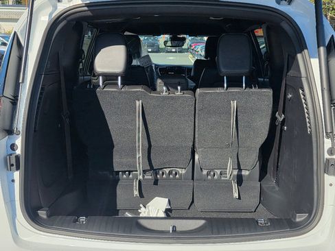 New 2026 Chrysler Pacifica Select image 4