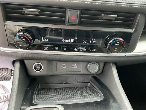 Certified 2023 Nissan Rogue SV FWD image 18